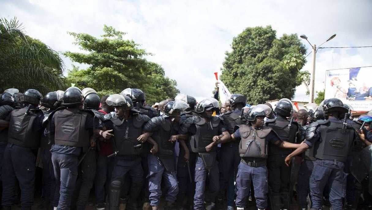 Une manifestation interdite de l’opposition au Mali a été dispersée à coup de gaz lacrymogène vendredi à Bamako. © Annie Risemberg / AFP