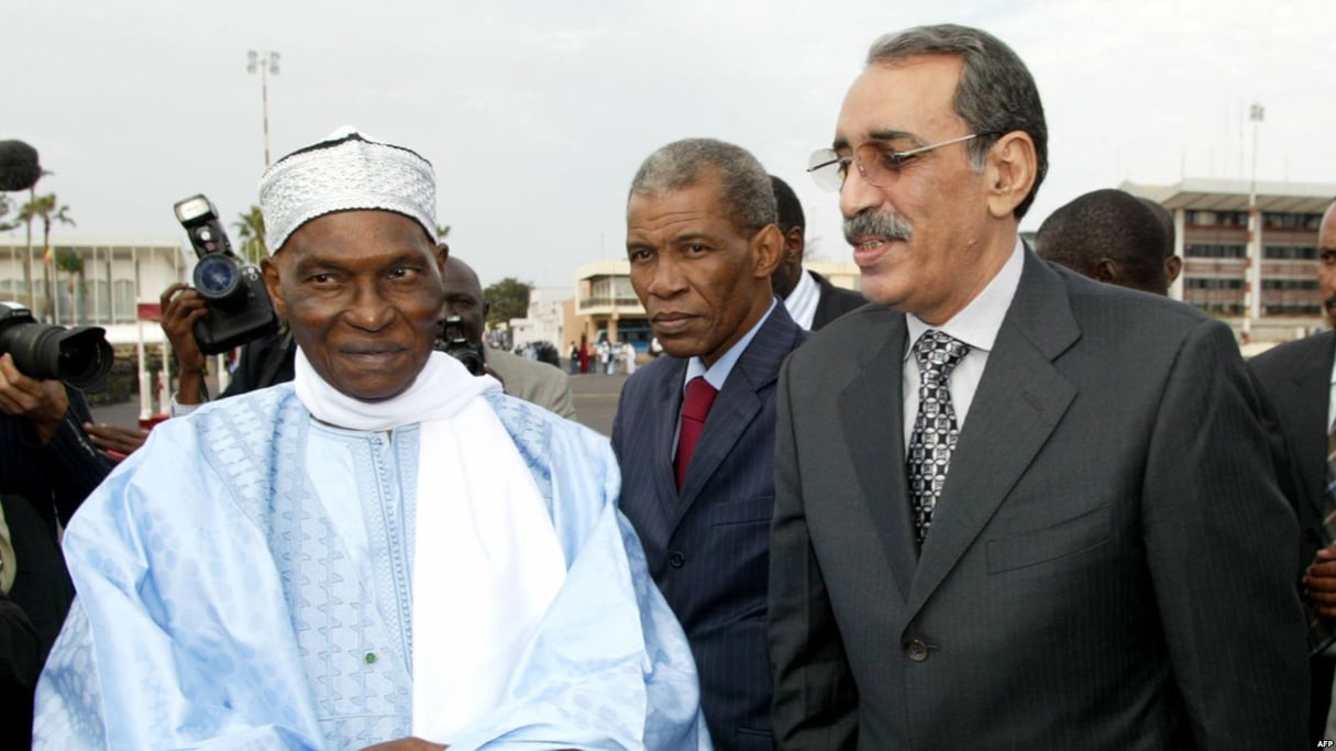 Bruno Diatta, au centre, chef du protocole de la présidence du Senegal, lorsque Abdoulaye Wade, alors président sénégalais, recevait le chef militaire mauritanien Ely Mohamed Ould Vall, à droite, à l’aéroport de Dakar, le 6 mars 2006. © AFP