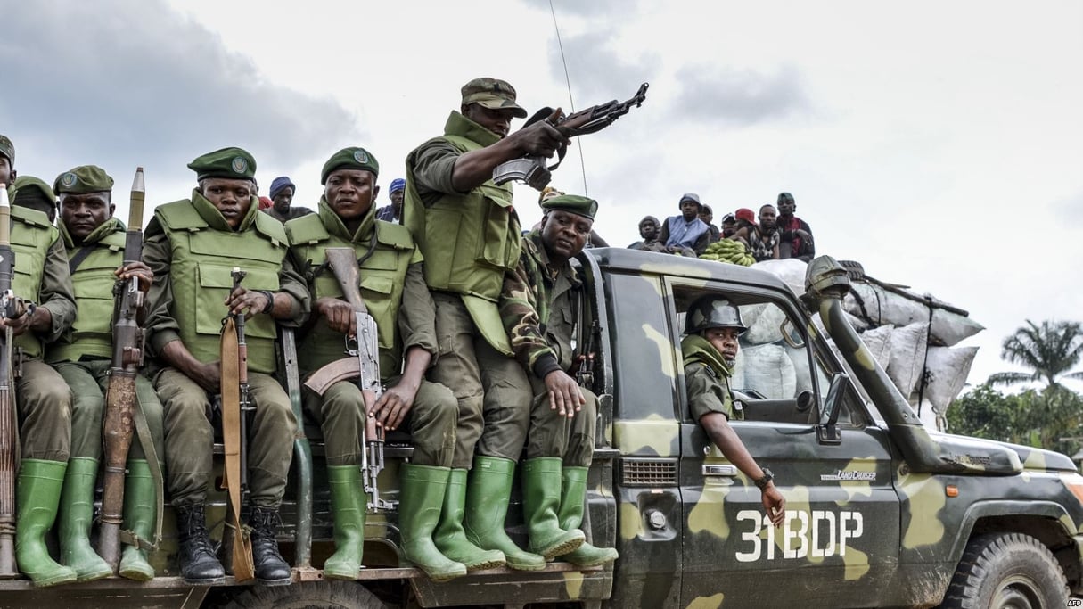 Des soldats des FARDC (Forces Armées de la République Démocratique du Congo) assis sur un véhicule militaire lors d’une opération contre des rebelles des Forces Démocratiques Alliées (ADF) à Opira, Nord Kivu, le 25 janvier 2018. © AFP
