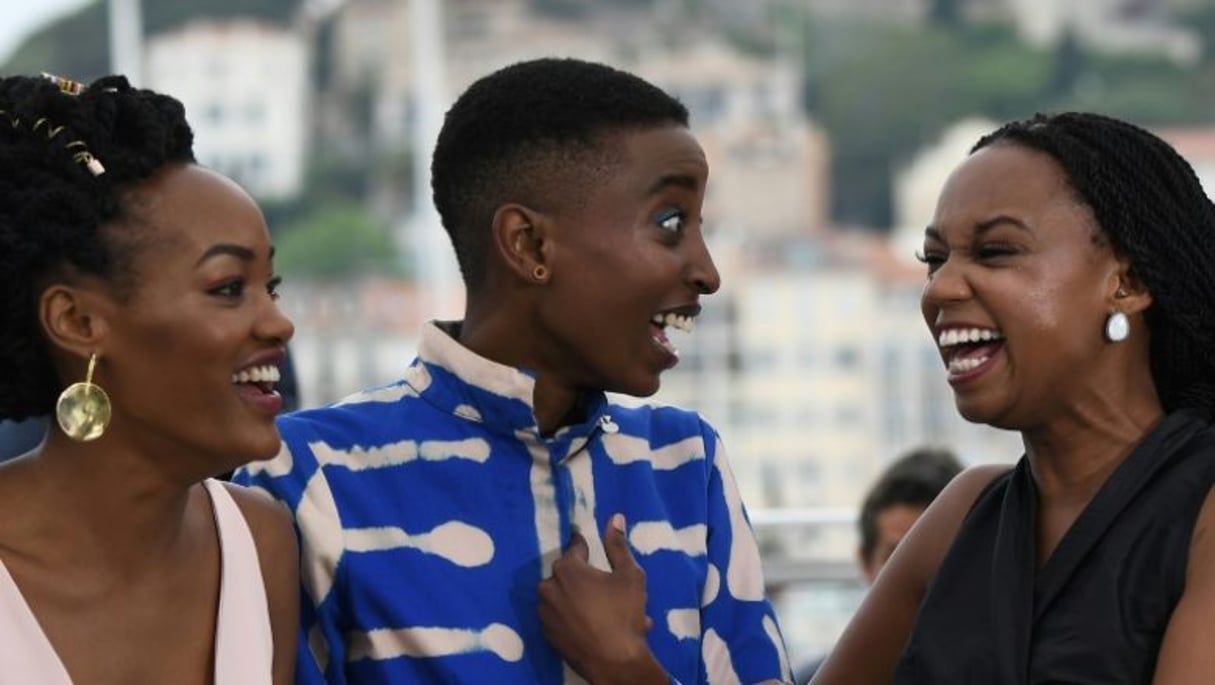 La réalisatrice kenyanne Wanuri Kahiu du film « Rafiki » et les actrices Samantha Mugatsia et Sheila Munyiva, au festival de Cannes, 9 mai 2018. © afp.com – Anne-Christine POUJOULAT