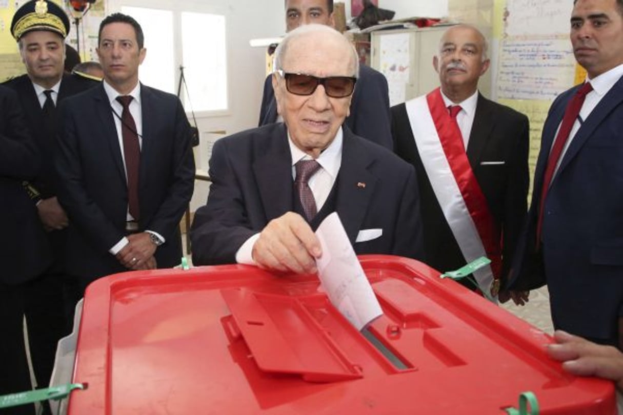 Le président Beji Caid Essebsi dans un bureau de vote, à Tunis, en mai 2018. © Slim Abid/AP/SIPA