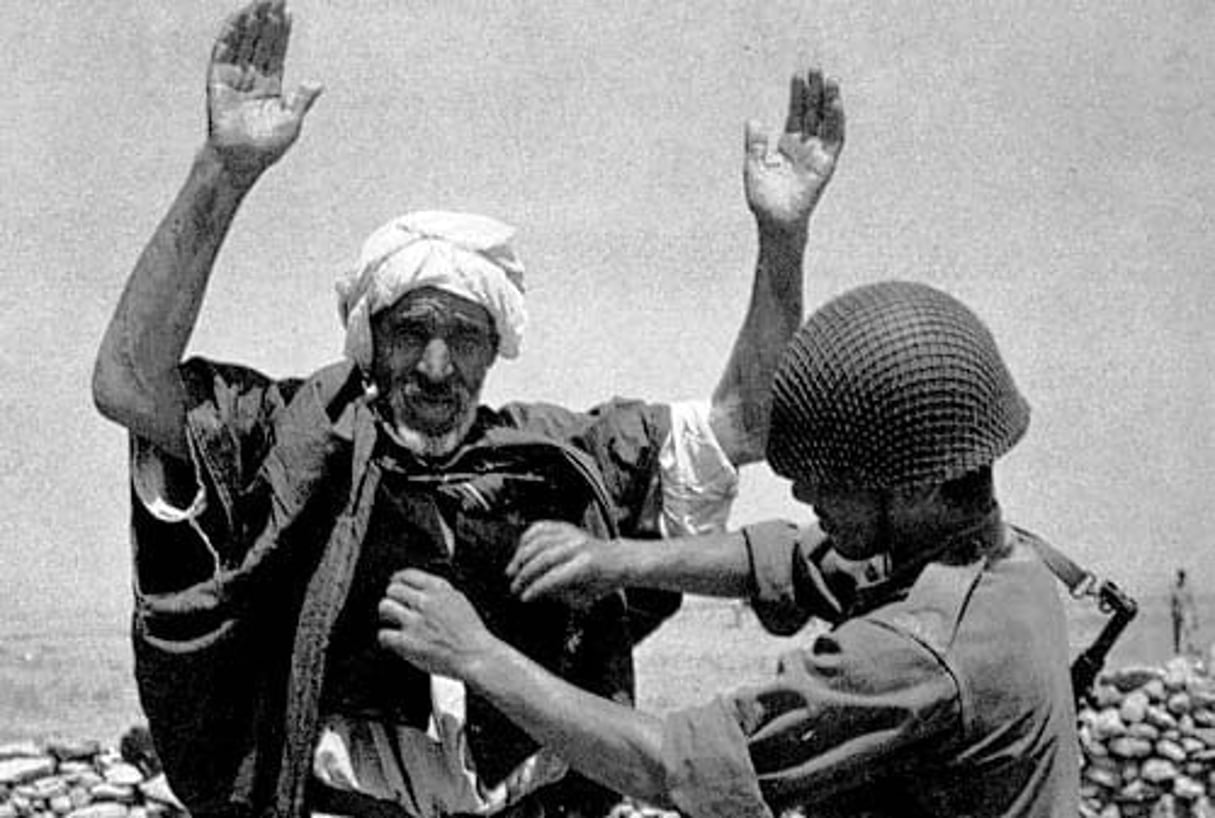 Un militaire français fouillant une personne durant la guerre d’Algérie. © CC/Wikipédia