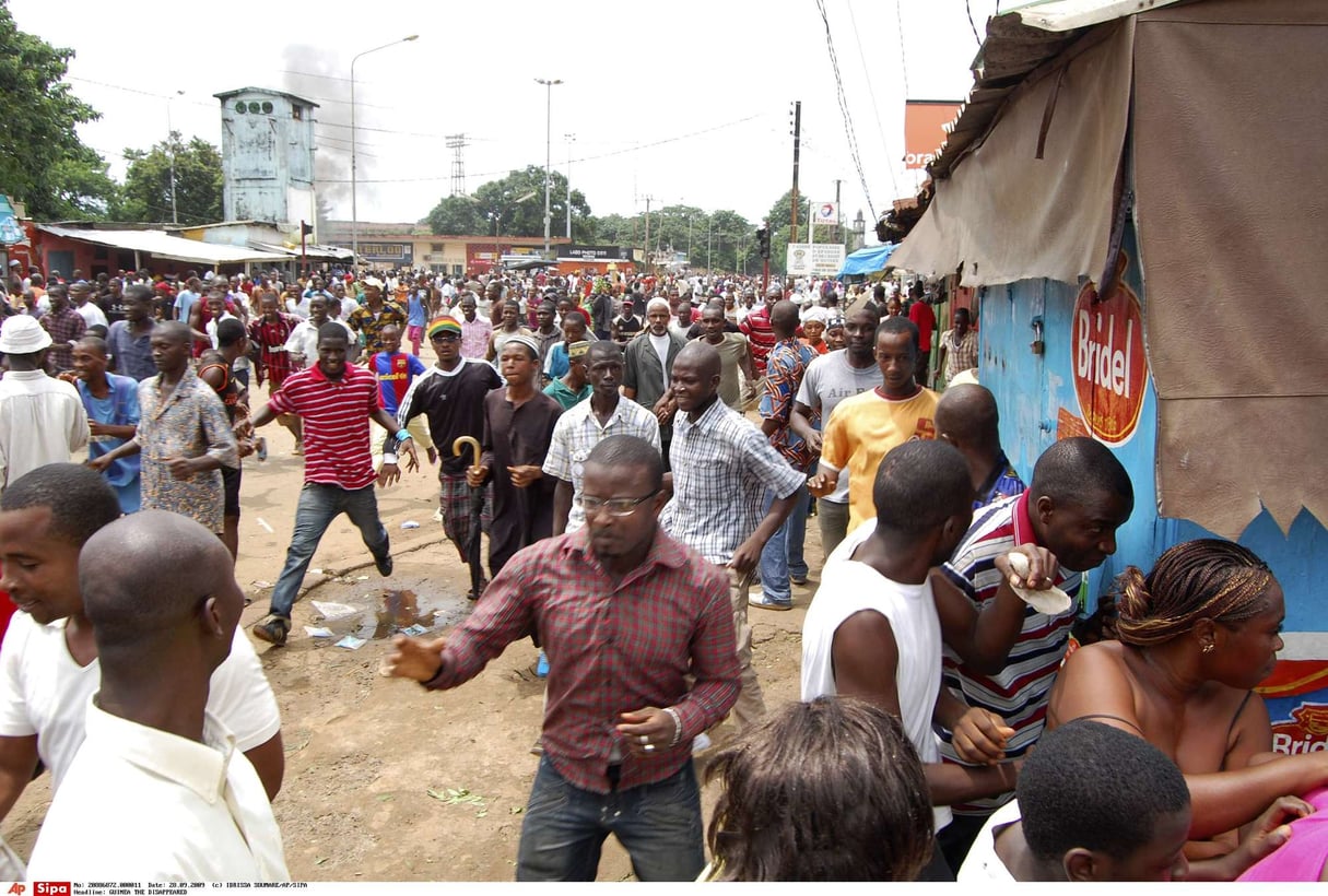 Ce lundi 28 septembre 2009, des manifestants guinéens s’enfuient alors que les forces de sécurité les dispersent. © IDRISSA SOUMARE/AP/SIPA