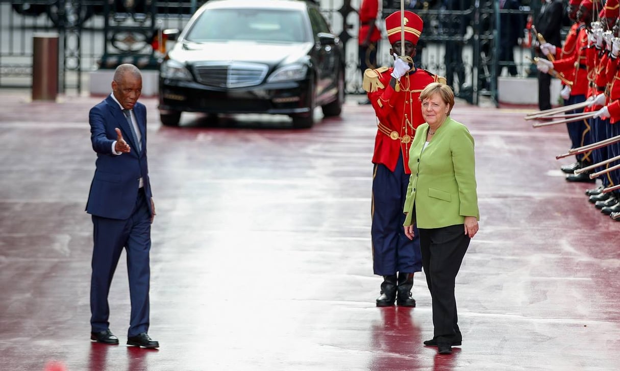 Bruno Diatta accueille la chancelière allemande Angela Merkel au palais présidentiel, avant sa rencontre avec Macky Sall, en août 2018. &copy; ©Archives Présidence Sénégal