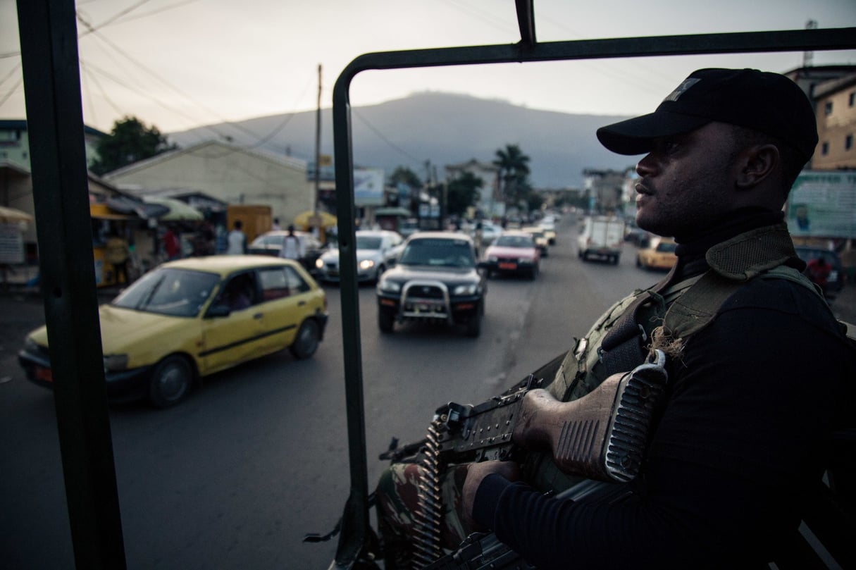 Des soldats de la 21e brigade d’infanterie motorisée patrouillent dans les rues de Buea, région du sud-ouest du Cameroun, le 26 avril 2018. © Stringer/AFP