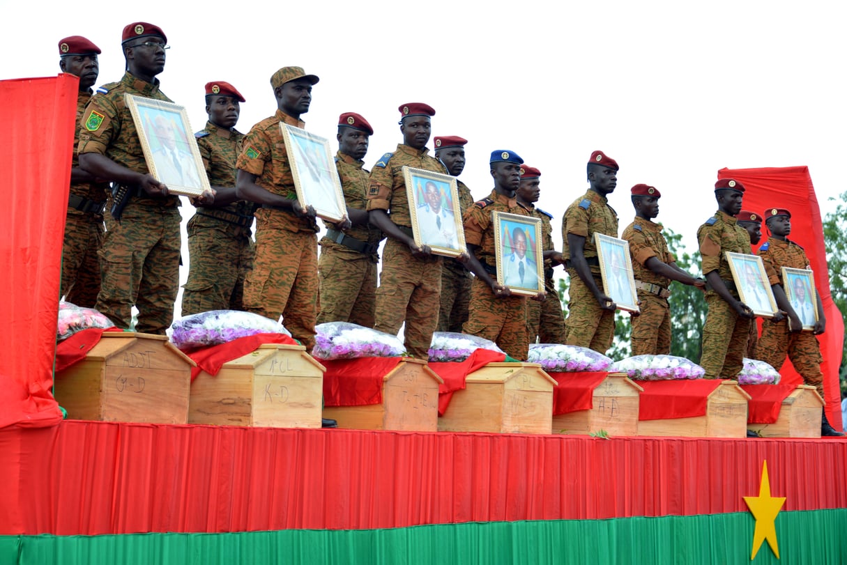 À Ouagadougou, le 31 août. Funérailles des sept soldats tués par une mine artisanale au sud de Fada N’Gourma. © STR/AFP