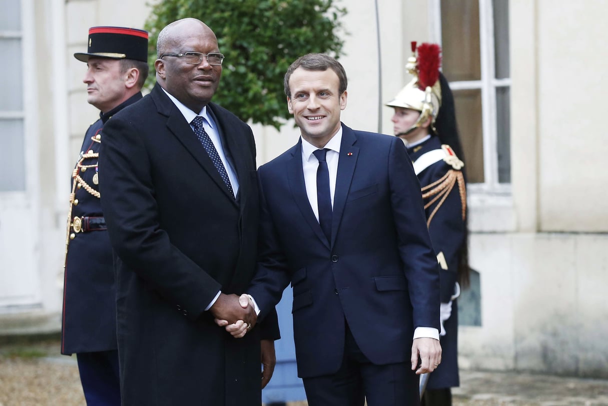 Roch Marc Christian Kaboré et Emmanuel Macron, au château de la Celle-Saint-Cloud, en décembre 2017. © Michel Euler/AP/SIPA