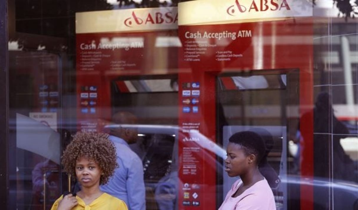 Distributeurs d’Absa Bank (5e banque d’Afrique australe en 2018 selon le classement Jeune Afrique), au Cap. © Schalk van Zuydam/AP/SIPA