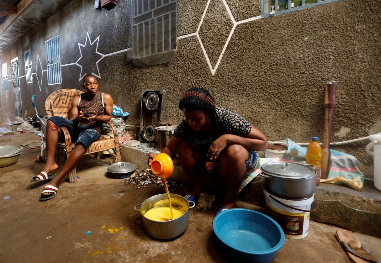 Une famille de déplacés originaires du Nord-Ouest, à Yaoundé. La crise a fait entre 180 000 et 200 000 déplacés internes. © REUTERS/Zohra Bensemra