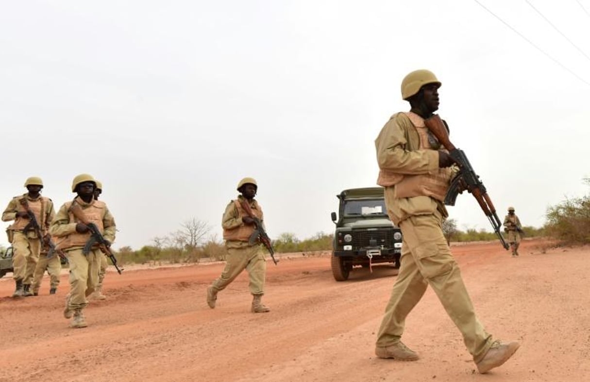 Des soldats burkinabè en exercice près de Ouagadougou, le 13 avril 2018. © ISSOUF SANOGO / AFP