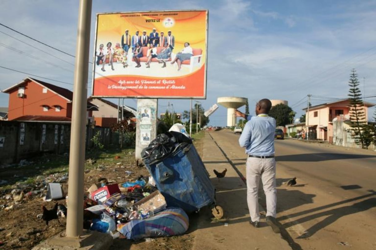 Une affiche appelant à voter pour un parti d’opposition dans une rue de Libreville, le 3 octobre 2018 au Gabon. © Joel TATOU / AFP