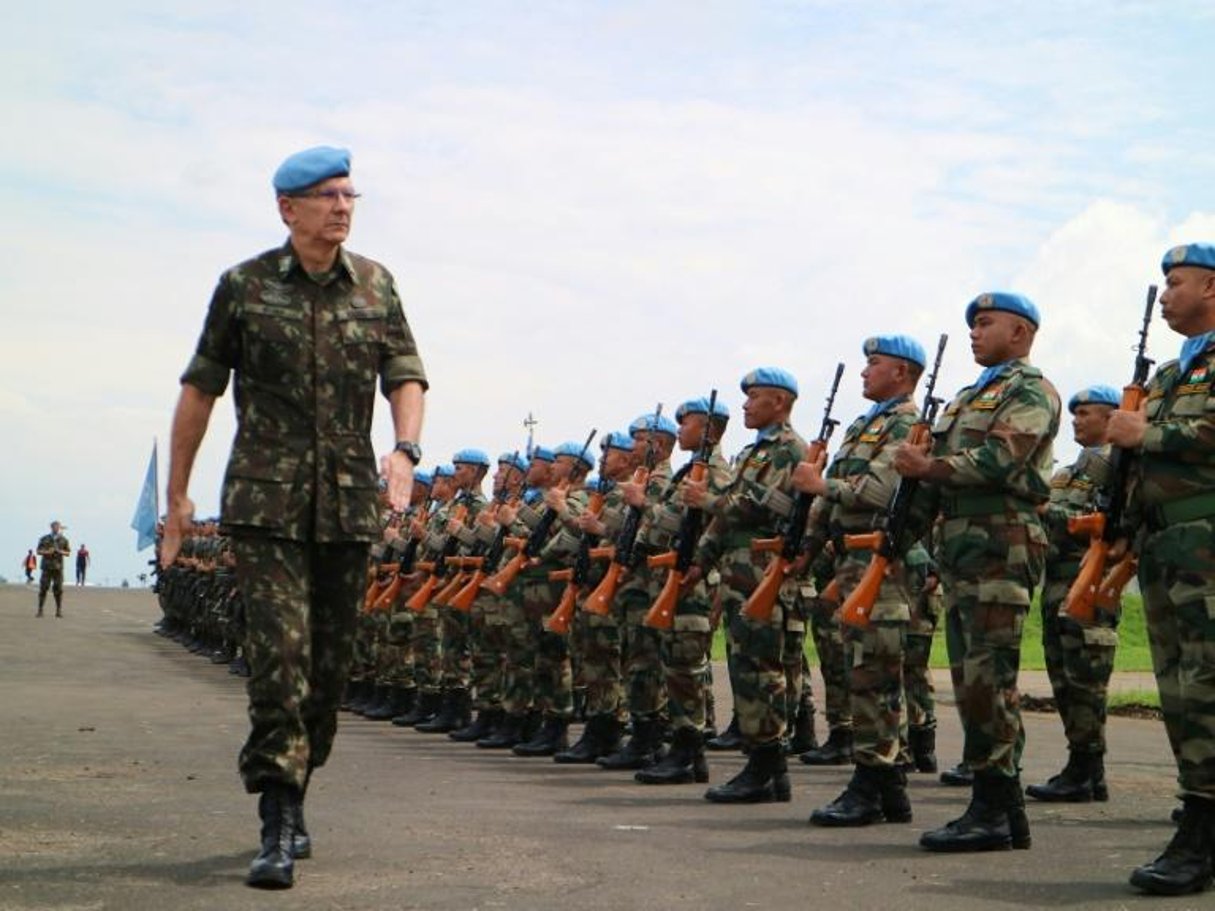 Le commandant militaire de la Monusco, le général brésilien Elias Rodrigues Filho, passe ses troupes en revue à Goma le 21 mai 2018. © Alain WANDIMOYI / AFP
