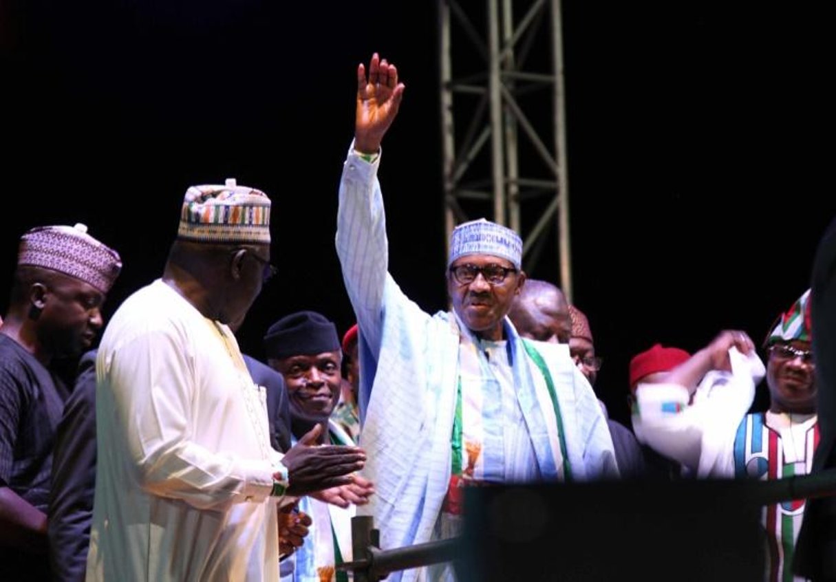 Le président nigérian Muhammadu Buhari salue ses partisans après avoir été désigné par son parti APC pour le représenter à la présidentielle de février 2019, le 6 octobre 2018 à Abuja. © Sunday Aghaeze / AFP