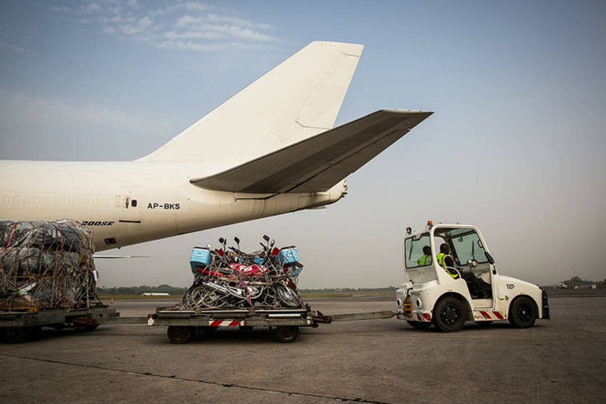 Livraison de matériel à l’aéroport de Freetown en décembre 2014 (illustration). © Creative Commons / Flickr / UNMEER/Martine Perret