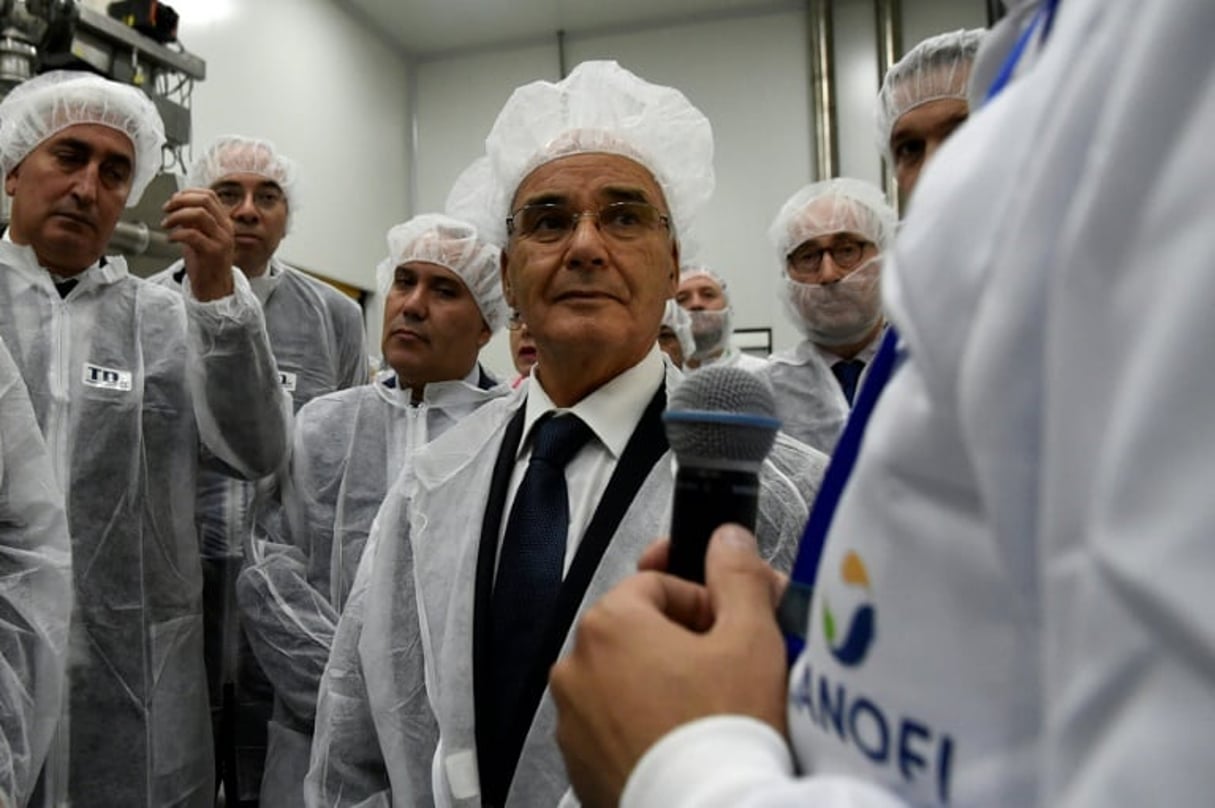 Le ministre algérien de l’Industrie Youcef Yousfi et l’ambassadeur de France en Algérie Xavier Driencourt visitent la nouvelle usine de Sanofi, à Sidi Abdallah (Algérie), le 11 octobre 2018. © AFP / RYAD KRAMDI