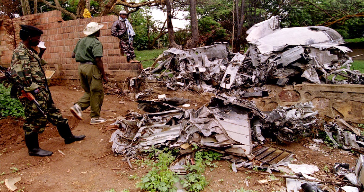 Des membres du FPR examinent, le 26 mai 1994, la carcasse de l’avion dans lequel a été tué le président Juvenal Habyarimana le 6 avril 1994. © REUTERS/Corinne Dufka