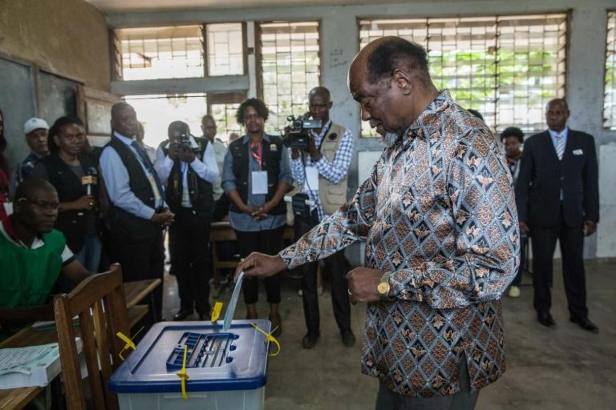 L’ancien président mozambicain Joaquin Chissano vote pour les municipales, le 10 octobre 2018 à Maputo. © AFP.com – MAURO VOMBE