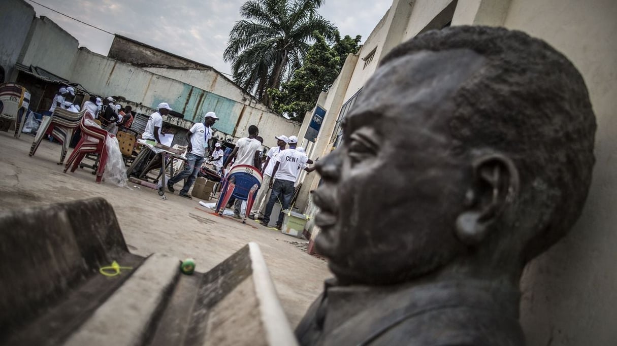 Le buste en bronze du prince Louis Rwagasore, héros de l’indépendance du Burundi, dans la cour du bâtiment administratif du district de Bwiza, à Bujumbura, le 29 juin 2015. © MARCO LONGARI – AFP