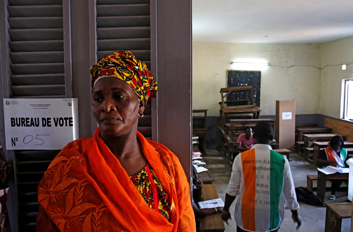 Dans un bureau de vote à Abidjan, samedi 13 octobre 2018. © REUTERS/Luc Gnago