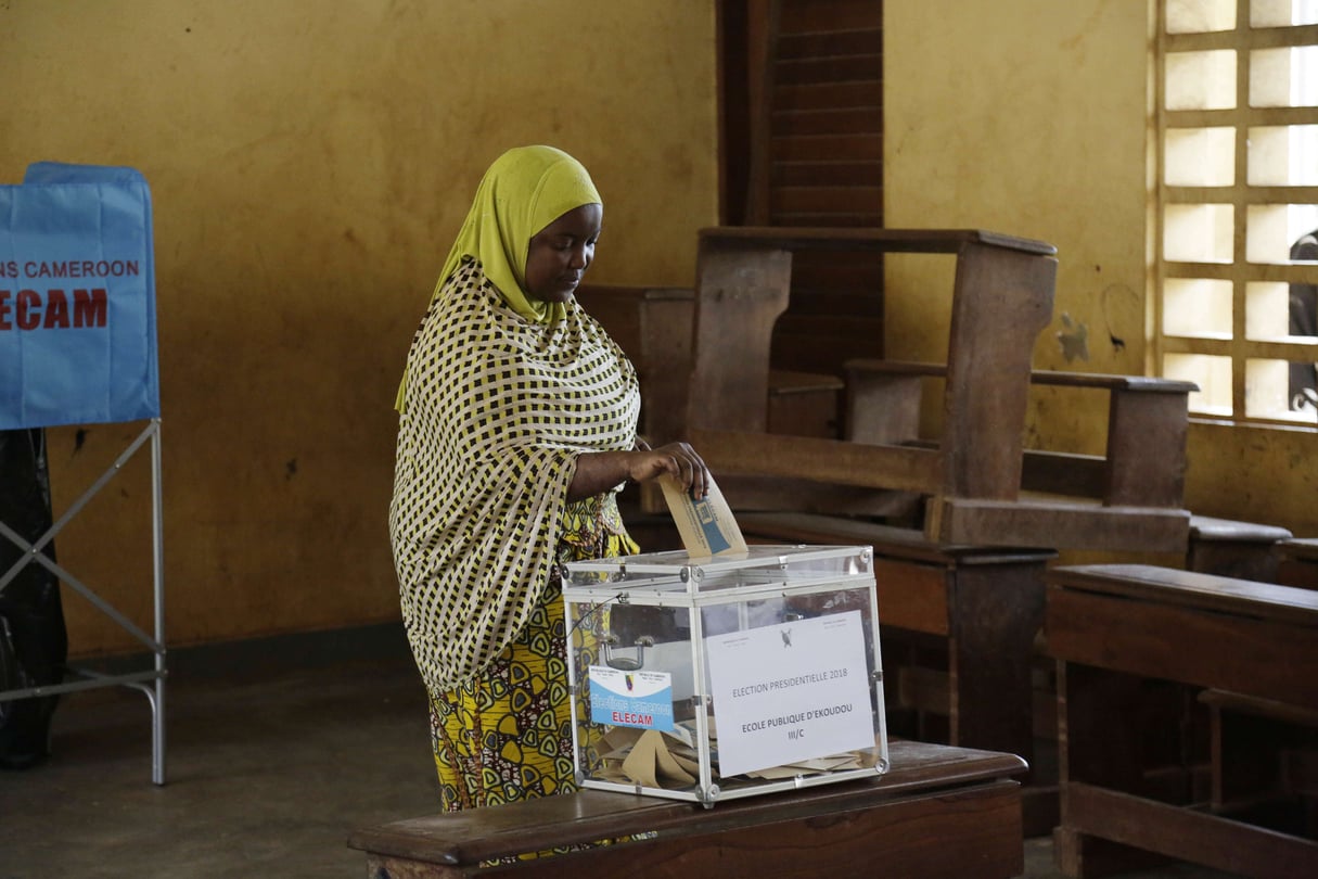 Une femme vote lors de l’élection présidentielle au Cameroun, le dimanche 7 octobre 2018 (Image d’illustration). © Sunday Alamba/AP/SIPA
