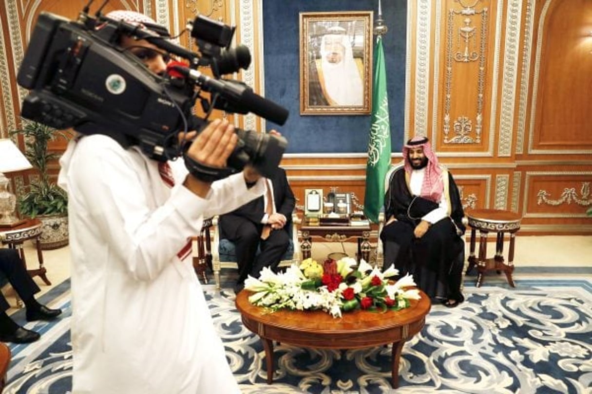 Le prince héritier saoudien Mohamed Ben Salman recevant, en plein scandale Khashoggi, le secrétaire d’État américain, Mike Pompeo, le 16 octobre. © Leah Mills/AP/SIPA