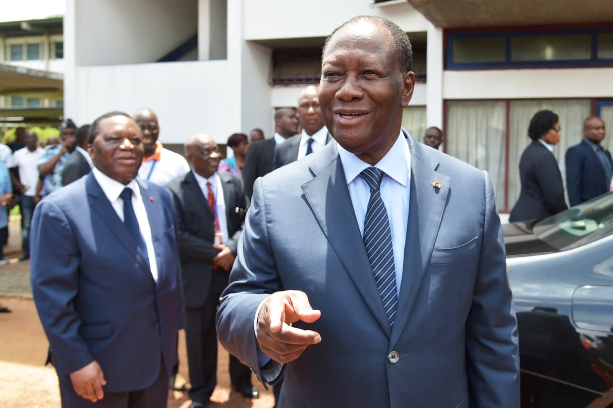 Le président, Alassane Ouattara, au sortir d’un bureau de vote de la commune de Cocody, à Abidjan, le 13 octobre. &copy; SIA KAMBOU/AFP