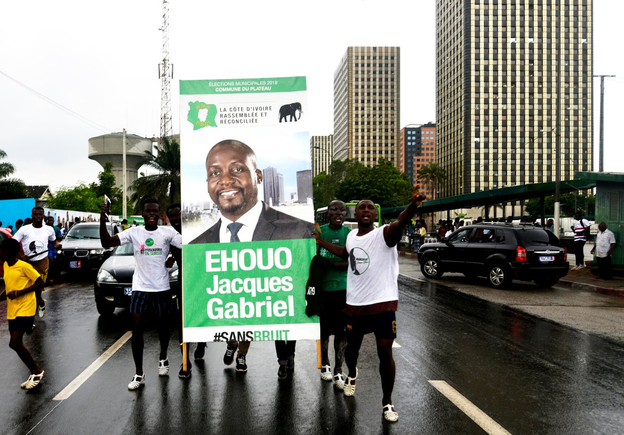 Partisans de Jacques Ehouo, au Plateau (Abidjan), le 15 octobre. © SIA KAMBOU/AFP