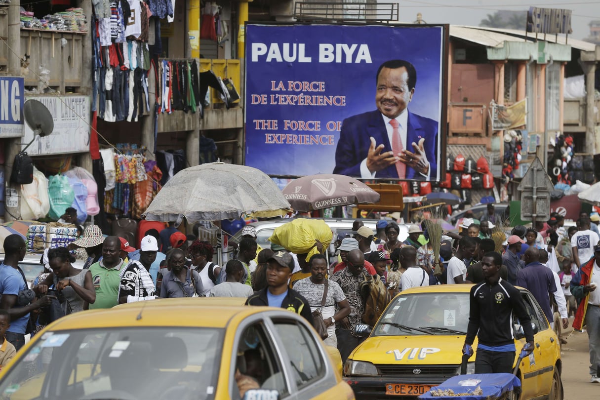 Un panneau de campagne du président sortant du Cameroun, Paul Biya, au marché Mokolo de Yaoundé, au Cameroun, le 11 octobre 2018. (photo d’illustration) © Sunday Alamba/AP/SIPA