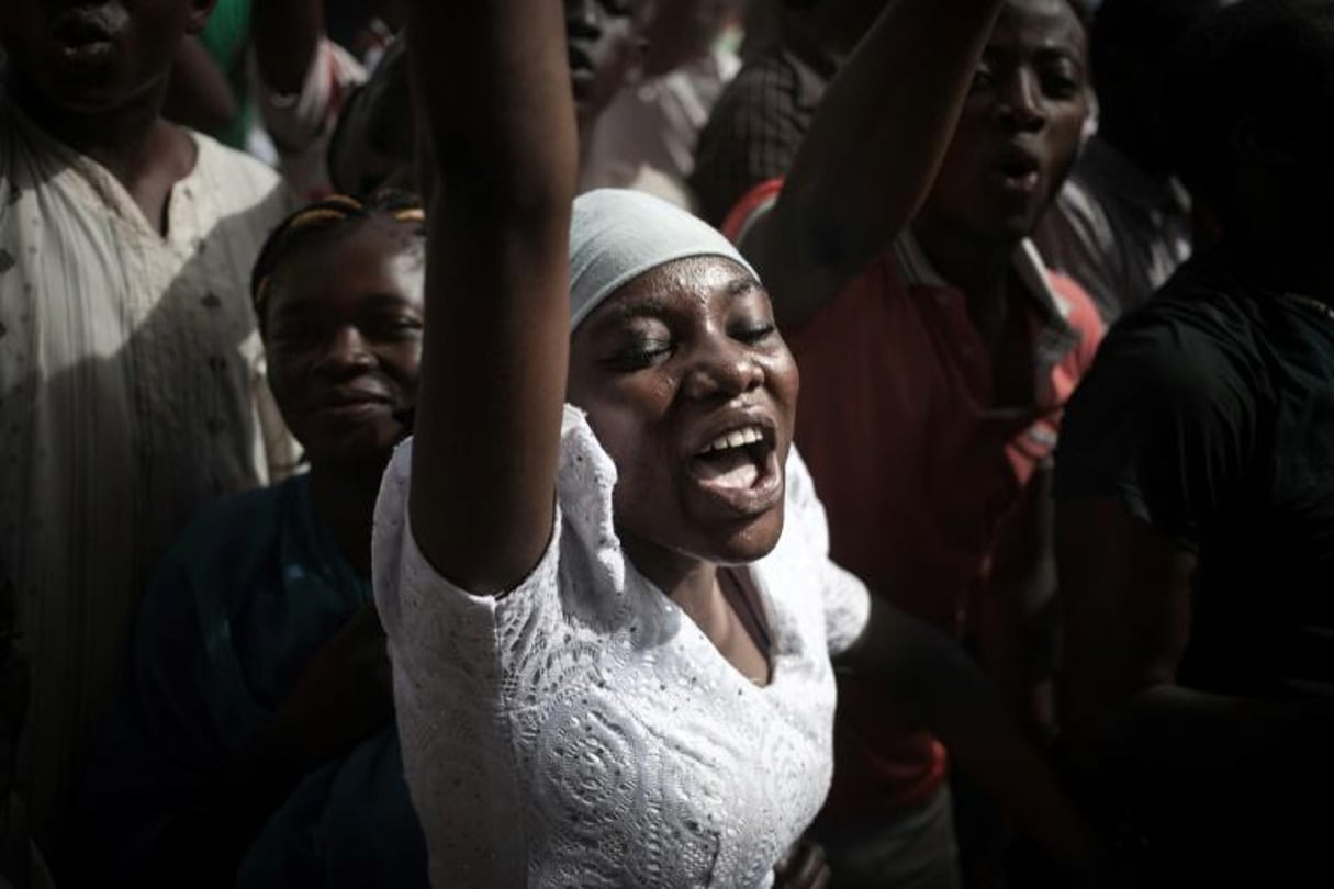 Une manifestante proteste le 23 octobre 2018 devant la force de l’ONU (Minusca) à propos de la destitution d’Abdou Karim Meckassoua, président de l’Assemblée de Centrafrique. © FLORENT VERGNES / AFP