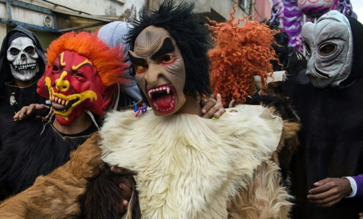De jeunes marocains portant des masques d’horreur et des peaux animales célèbrent le festival de Boujloud dans la ville de Salé, le 27 octobre 2018. © AFP / FADEL SENNA