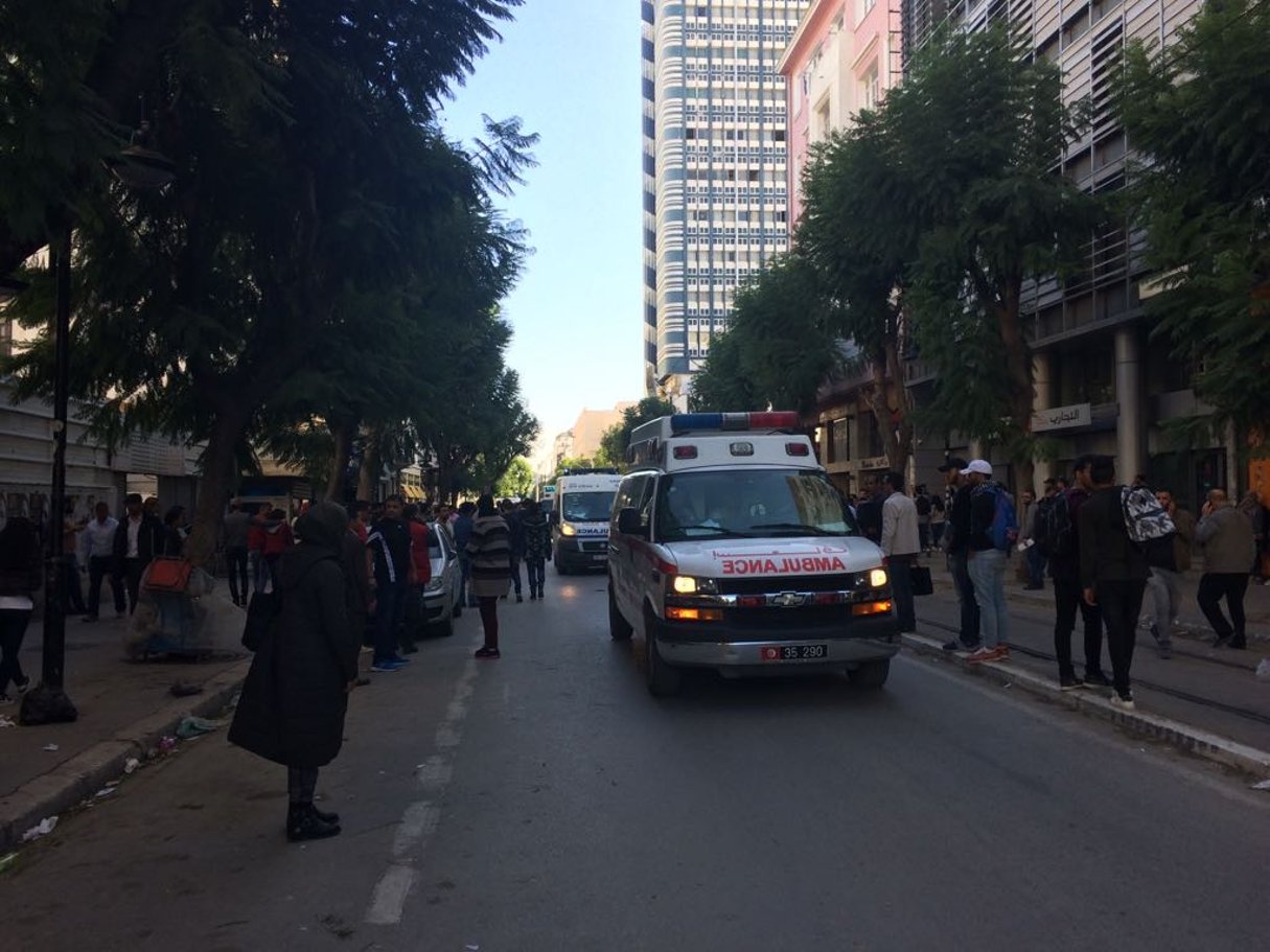 L’avenue Habib Bourguiba, lundi 29 octobre, lors de l’attentat-suicide qui a fait 20 blessés en plein centre de Tunis. © DR