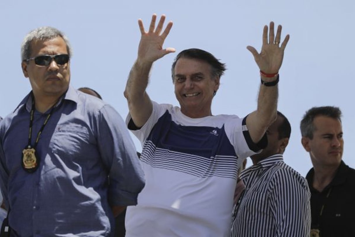 Jair Bolsonaro, président élu du Brésil, lors d’une démonstration aérienne. © Leo Correa/AP/SIPA