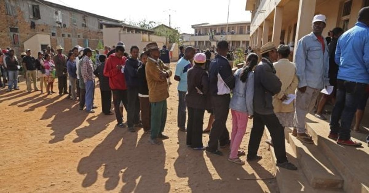 File d’attente au bureau de vote, lors de la présidentielle malgache de 2013 (Antananarivo). © Schalk van Zuydam/AP/SIPA