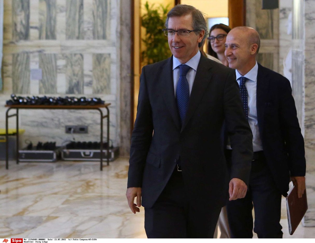 Le représentant spécial de l'ONU Bernardino León Gross, en juillet 2015 aux côtés de l'ex-ministre italien des Affaires étrangères Paolo Gentiloni. &copy; Fabio Campana/AP/SIPA