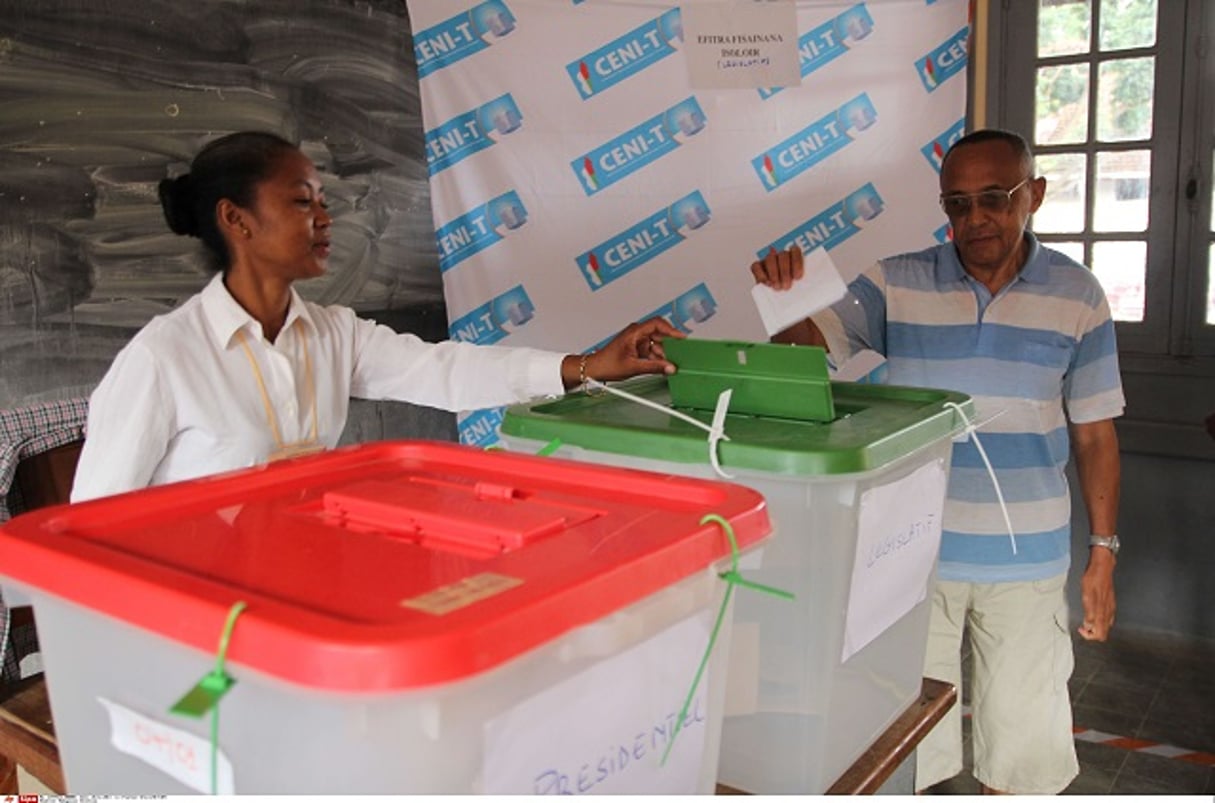 Un électeur dans un bureau de vote à Antananarivo, le vendredi 20 décembre 2013. © Florence Treuil / AP / SIPA