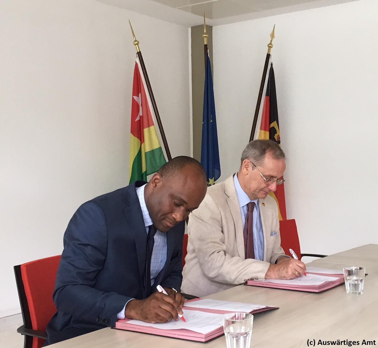 Le fondateur d’AGR, Edem d’Almeida, lors de la signature avec l’ambassadeur d’Allemagne à Lomé, lors de la signature d’un partenariat pour le projet socio-éducatif « 100 écoles et Moi Jeu Tri ». © Ambassade d’Allemagne au Togo (Facebook)