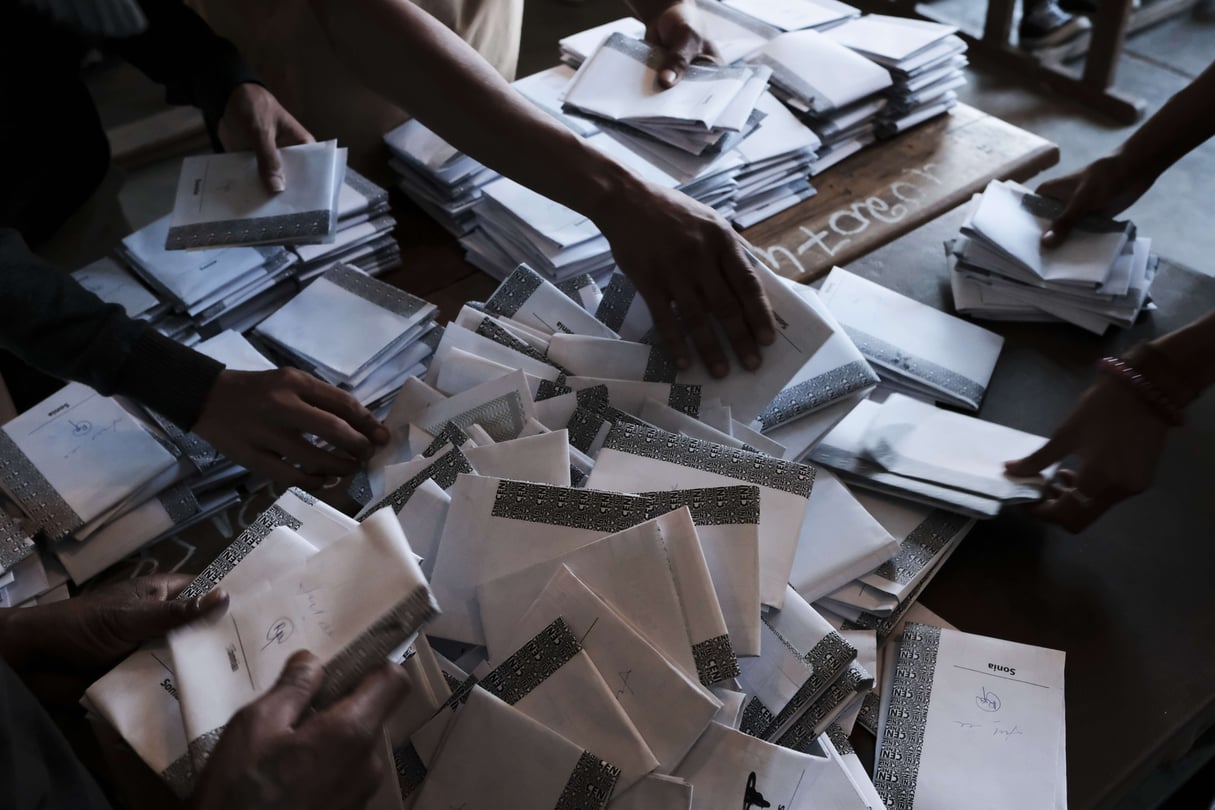Les bulletins de vote sont comptés à la fin d'une journée de vote à Antananarivo, Madagascar, mercredi 7 novembre 2018. &copy; Kabir Dhanji/AP/SIPA