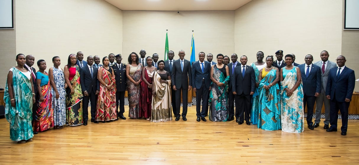 Le président Paul Kagame entouré de sa nouvelle équipe, à l’issue du remaniement du 18 octobre 2018 © URUGWIRO