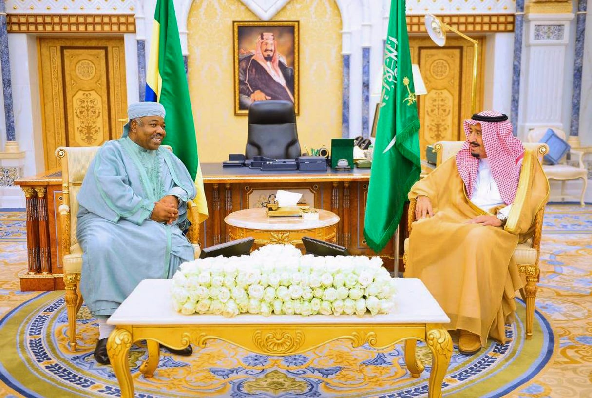 La dernière apparition publique d’Ali Bongo Ondimba (ici avec le roi Salman, à Riyad, le 24 octobre). © DR