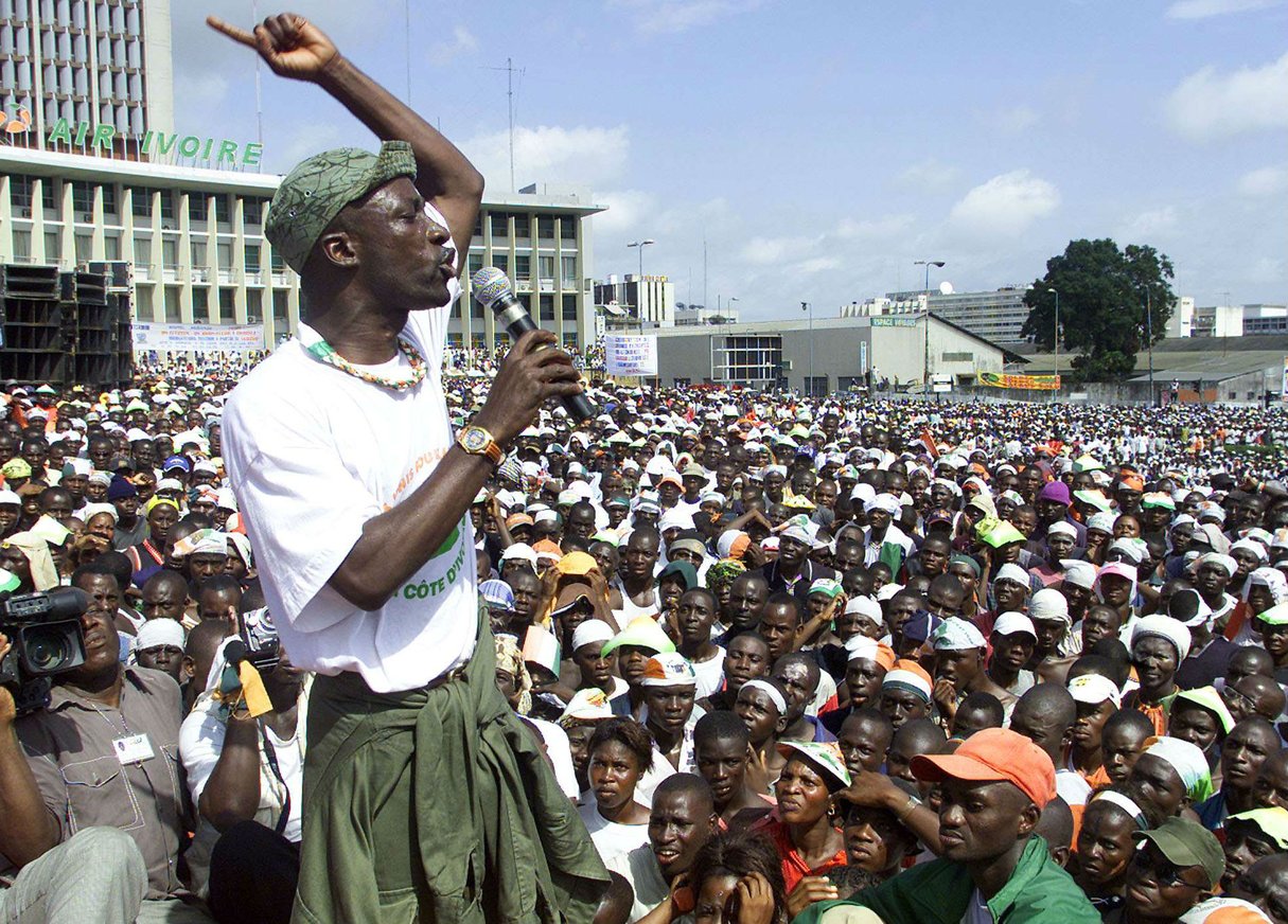 Charles Blé Goudé, le 2 novembre 2002 lors d'une marche des pro-Gbagbo à Abidjan (archives). &copy; BORIS HEGER/AP/SIPA/AP/SIPA
