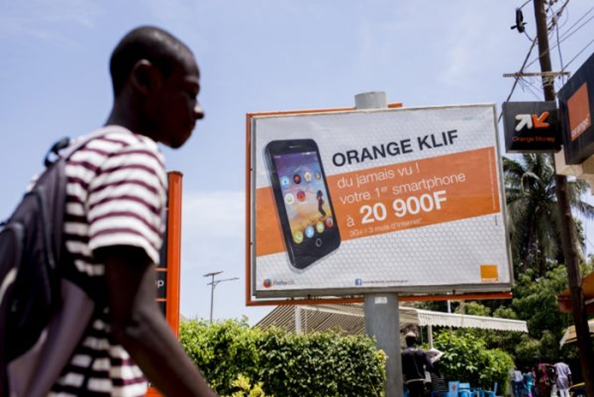 Publicité pour Orange à Dakar en mai 2015. © Sylvain Cherkaoui pour JA