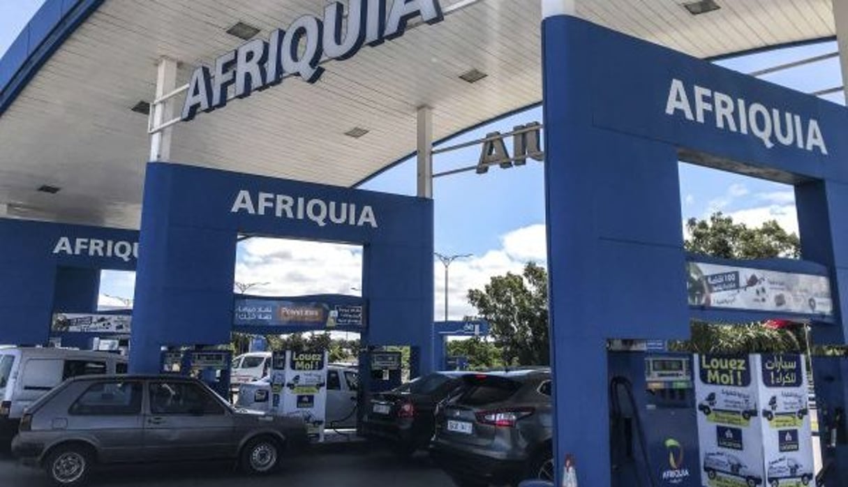 Morocco Boycott © Cars refuel at Afriquia station in Rabat, Morocco, Wednesday, June 6, 2018. An anonymous Facebook page last month launched a call to boycott Afriquia gas and oil distribution company, belonging to the richest man in Morocco, Aziz Akhennouch; popular mineral water Sidi Ali, owned by chairwoman of the largest body of enterprises in Morocco Meriem Bensaleh; and French-owned dairy company Centrale Danone. (AP Photo/Mosa’ab Elshamy)/REB110/18157584370599/1806081604