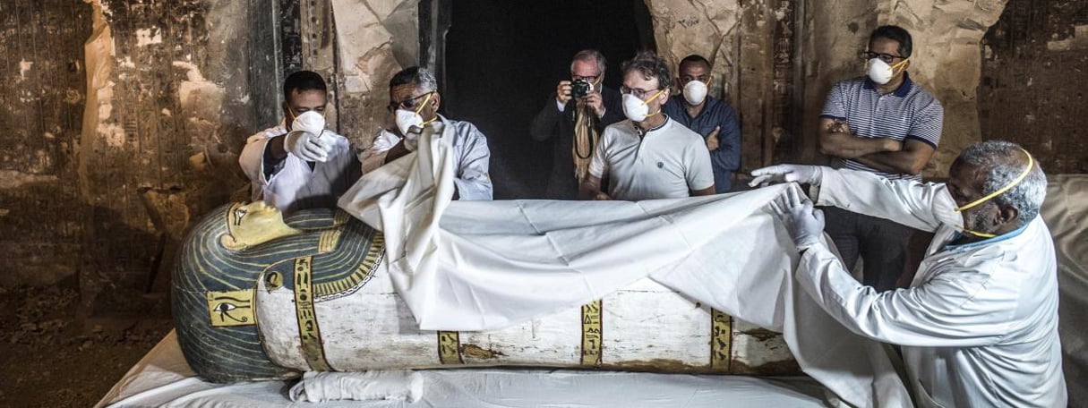 Le ministre des Antiquités, Khaled al-Anani, examine un sarcophage le 24 novembre 2018. © KHALED DESOUKI / AFP