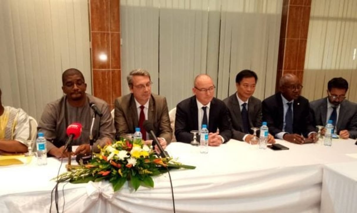 Signature des conventions entre SMB-Winning et les autorités guinéennes, le 26 novembre 2018. © DR