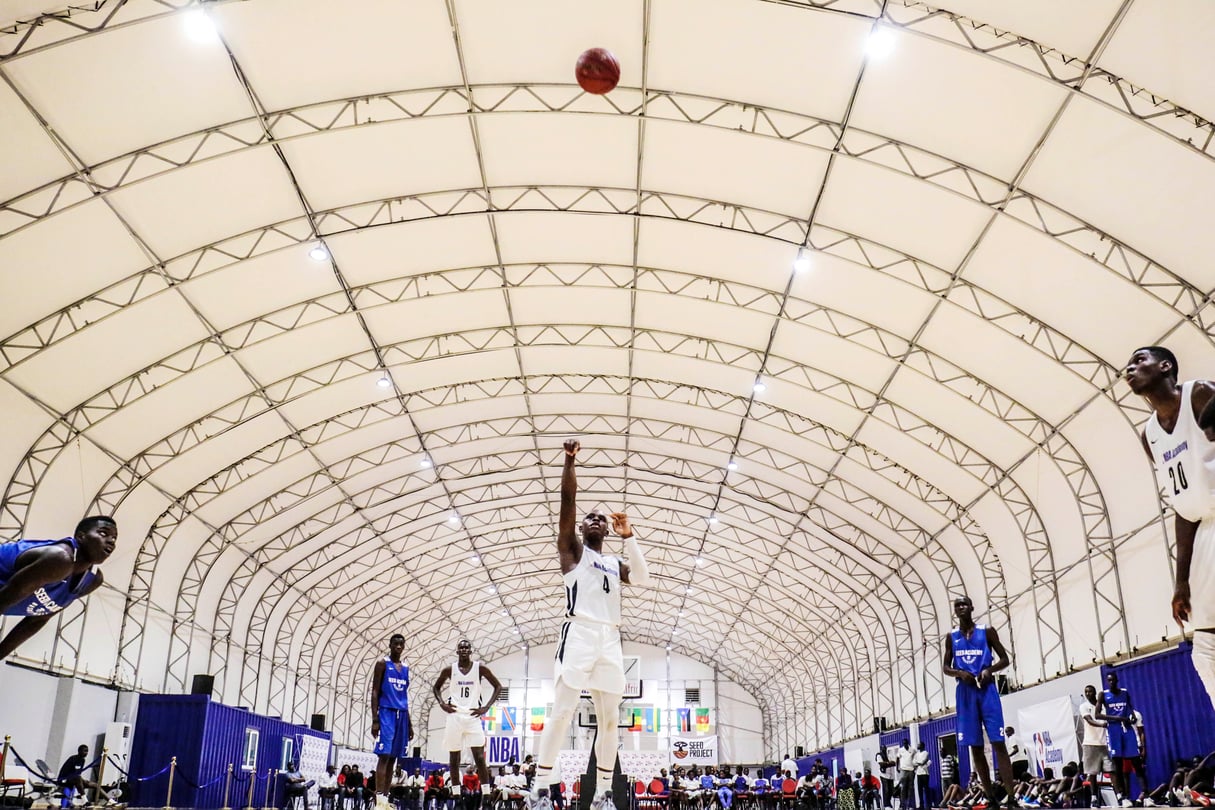 Sur le parquet de l'un des deux terrains de basket de la NBA Academy à Saly. &copy; DR / Barry Aldworth