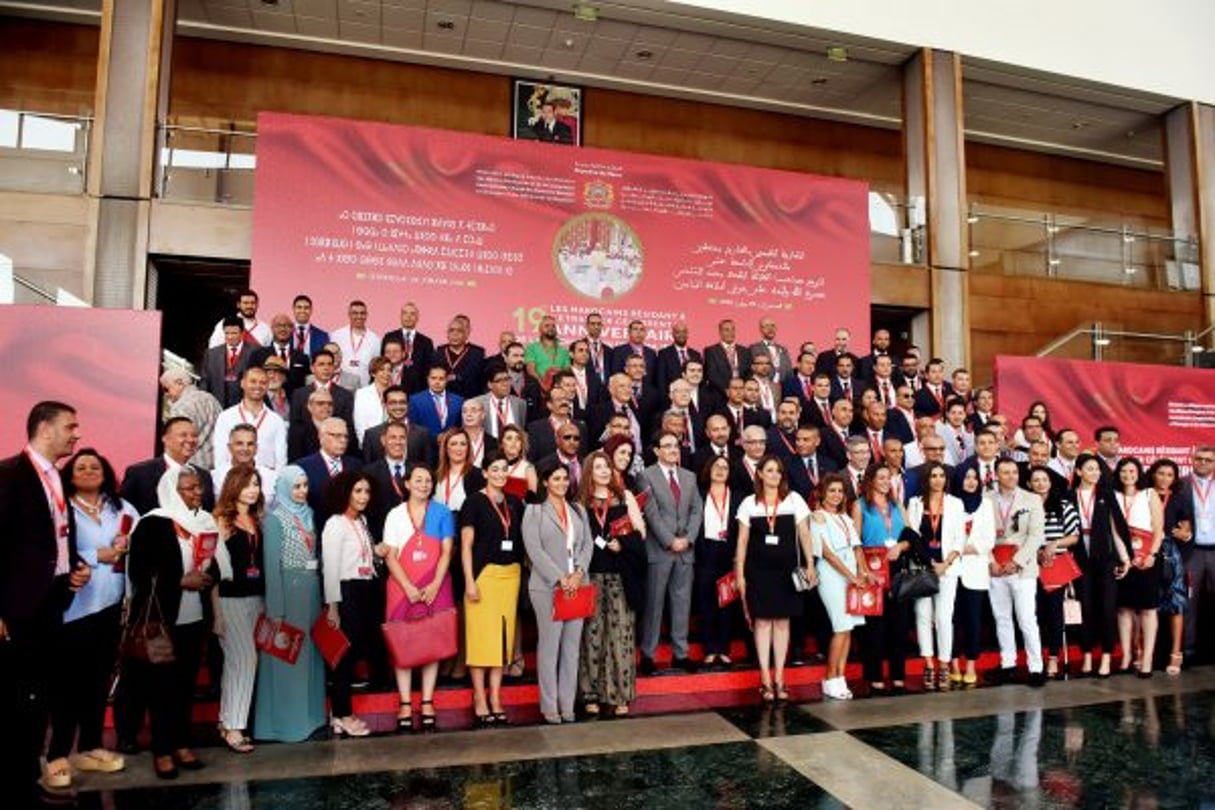 Des expatriés entourant le ministre chargé des Marocains résidant à l’étranger, Abdelkrim Benatiq, lors de la Fête du trône, en juillet. © Chamali Mohammed/MAP