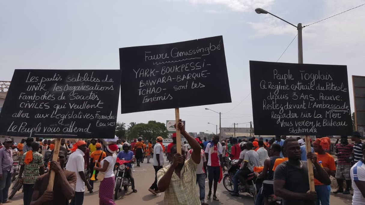 Dans le cortège de la manifestation de l’opposition, samedi 1er décembre à Lomé. © Fiacre Vidjingninou  pour JA