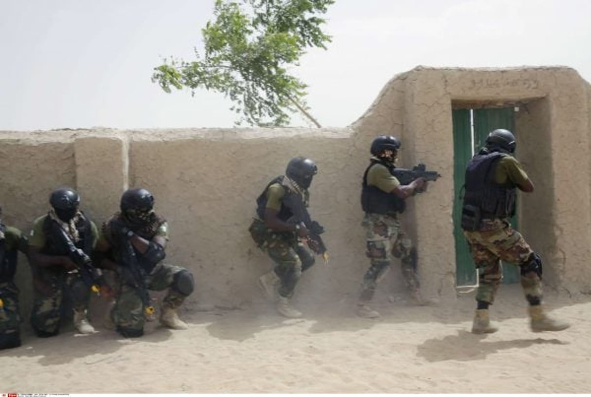 Des soldats nigériens lors d’un exercice de libération d’otages, en mars 2015. © Jerome Delay/AP/SIPA