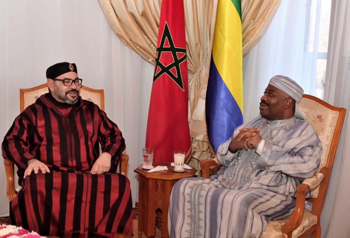 Le roi du Maroc, Mohammed VI, lors de sa visite au président gabonais Ali Bongo Ondimba, qui poursuit sa convalescence depuis le 29 novembre à Rabat. © Agence marocaine de presse (MAP)