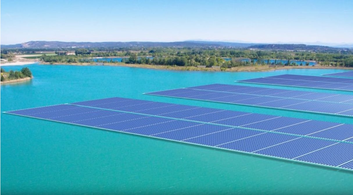 Un projet de centrale solaire flottante (image d’illustration). © YouTube/RTL